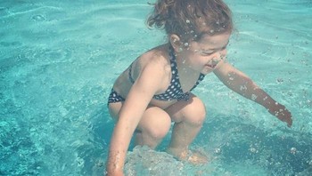 Apakah bocah ini di dalam atau di luar air? Foto: Reddit