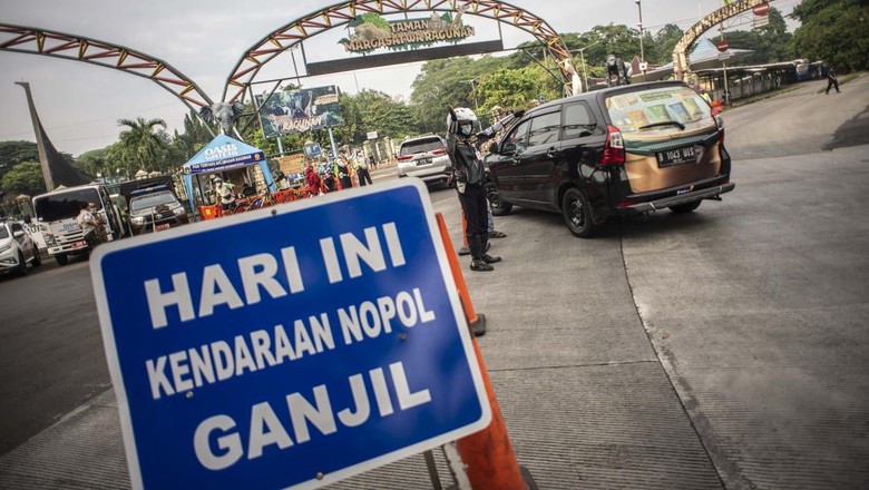 Ganjil genap Jakarta Januari 2022 Petugas Dishub DKI Jakarta mengatur arus lalu lintas di depan pintu masuk Taman Margasatwa Ragunan, Jakarta, Sabtu (23/10/2021). Dinas Perhubungan DKI Jakarta menerapkan kebijakan pelat nomor polisi ganjil genap pada kendaraan roda empat di tempat wisata edukasi Taman Margasatwa Ragunan yang berlaku mulai 22 Oktober 2021 saat penerapan Pemberlakuan Pembatasan Kegiatan Masyarakat (PPKM) level dua di Ibu Kota. ANTARA FOTO/Aprillio Akbar/wsj.
