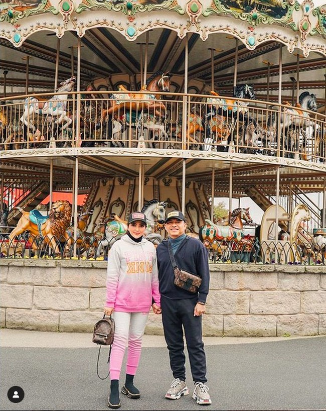 Selain busana, mereka juga kompak untuk urusan aksesori. Saat sama-sama bergaya sporty, mereka memakai tas keluaran Louis Vuitton. (Foto: Instagram/@ashanty_ash)