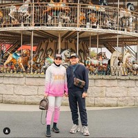 Selain busana, mereka juga kompak untuk urusan aksesori. Saat sama-sama bergaya sporty, mereka memakai tas keluaran Louis Vuitton. (Foto: Instagram/@ashanty_ash)