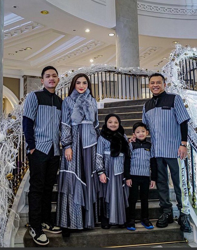 Keluarga Anang Hermansyah dan Ashanty melancong ke Turki dalam rangka liburan pergantian tahun sekaligus transplantasi rambut untuk Anang. Saat Malam Tahun Baru, mereka kompak pakai seragam bernuansa abu-abu dan hitam. (Foto: Instagram/@ashanty_ash)