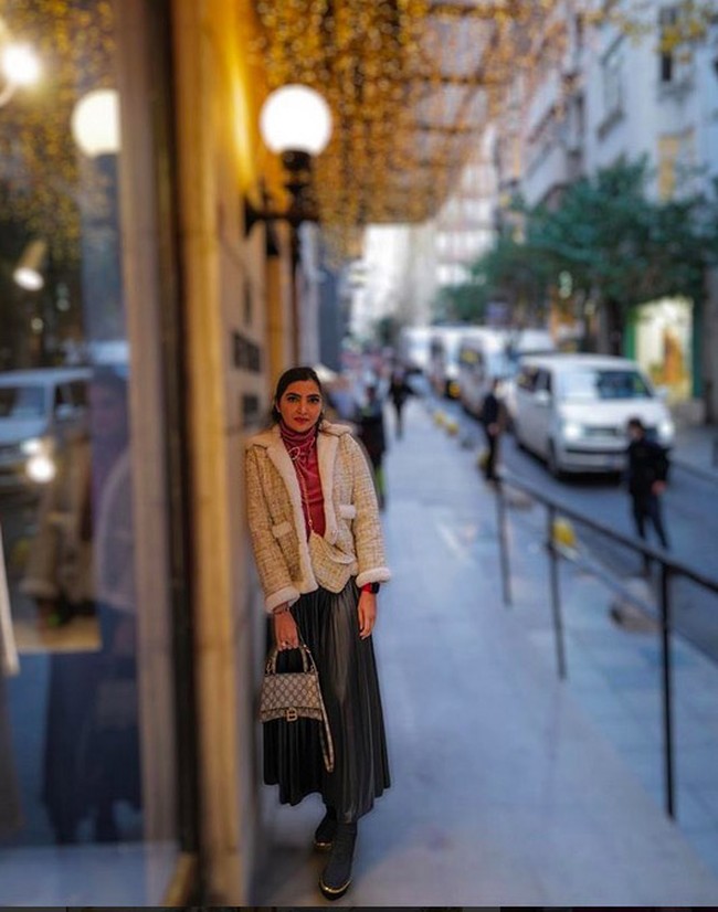 Tas yang sama juga dipakai Ashanty saat OOTD di sebuah pedestrian. Kali ini, ibu dua anak tersebut juga bergaya dengan jaket tweed Chanel. (Foto: Instagram/@ashanty_ash)