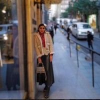 Tas yang sama juga dipakai Ashanty saat OOTD di sebuah pedestrian. Kali ini, ibu dua anak tersebut juga bergaya dengan jaket tweed Chanel. (Foto: Instagram/@ashanty_ash)