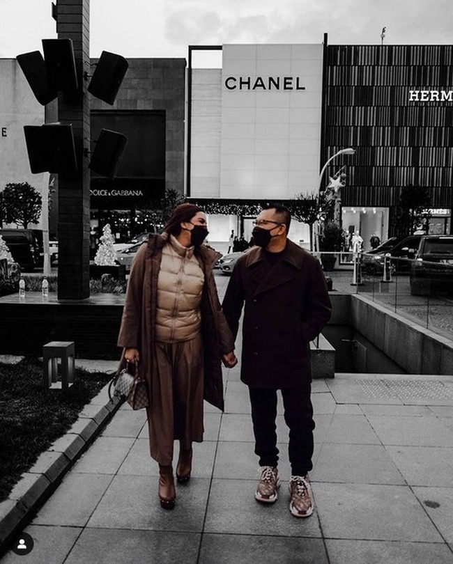 Anang dan Ashanty menunjukkan kemesraan mereka dengan kompak berbusana warna tanah. (Foto: Instagram/@ashanty_ash)