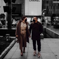 Anang dan Ashanty menunjukkan kemesraan mereka dengan kompak berbusana warna tanah. (Foto: Instagram/@ashanty_ash)