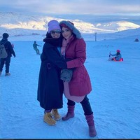 Begini gaya Ashanty foto bareng besan, Lenggogeni Faruk. Saat berada di pegunungan bersalju itu, Ashanty tampak mengenakan mantel fuschia dengan aksen berbulu dan boots berwarna senada. (Foto: Instagram/@ashanty_ash)