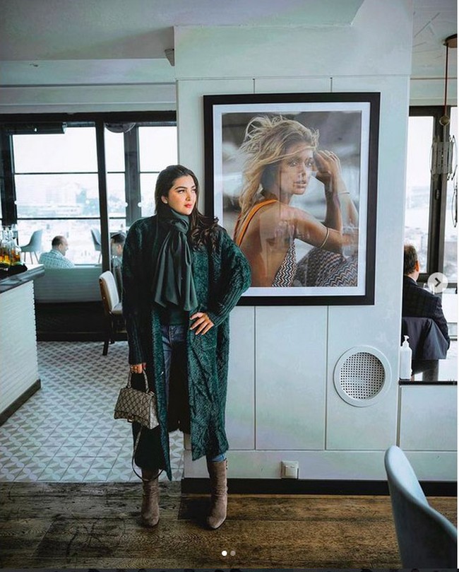 Selain outerwear yang stylish, aksesori branded juga menjadi andalan Ashanty saat berlibur di Turki. Salah satunya tas Balencia x Gucci dalam siluet klasik Hourglass ini. Di situs reseller StockX, tas ini dijual dari harga US$ 3.425 atau sekitar Rp 50 juta. (Foto: Instagram/@ashanty_ash)