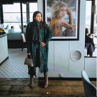 Selain outerwear yang stylish, aksesori branded juga menjadi andalan Ashanty saat berlibur di Turki. Salah satunya tas Balencia x Gucci dalam siluet klasik Hourglass ini. Di situs reseller StockX, tas ini dijual dari harga US$ 3.425 atau sekitar Rp 50 juta. (Foto: Instagram/@ashanty_ash)