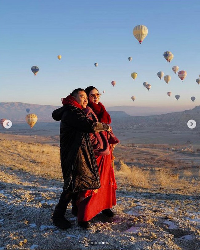 Menyaksikan balon udara di Cappadocia, Ashanty dan Anang pun memanfaatkan momen tersebut untuk berfoto mesra. Mereka sama-sama memakai mantel bernuansa merah. (Foto: Instagram/@ashanty_ash)