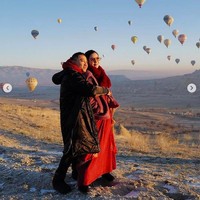 Menyaksikan balon udara di Cappadocia, Ashanty dan Anang pun memanfaatkan momen tersebut untuk berfoto mesra. Mereka sama-sama memakai mantel bernuansa merah. (Foto: Instagram/@ashanty_ash)