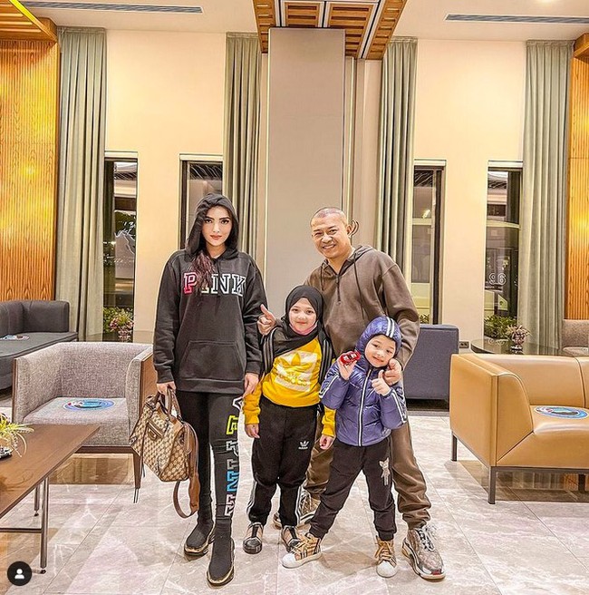 Tak cuma tas Hourglass, Ashanty juga menenteng tas Gucci x Balenciaga seri Neo. Di situs Gucci, tas ini dijual seharga US$ 2.020 atau sekitar Rp 29 juta. (Foto: Instagram/@ashanty_ash)