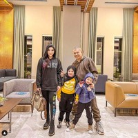 Tak cuma tas Hourglass, Ashanty juga menenteng tas Gucci x Balenciaga seri Neo. Di situs Gucci, tas ini dijual seharga US$ 2.020 atau sekitar Rp 29 juta. (Foto: Instagram/@ashanty_ash)