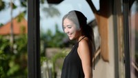 Senyum manis Gisel yang mengaku lebih menikmati dan menyuskuri proses dalam hidupnya. Foto: Iqbal Widjayanto - Instagram Gisel