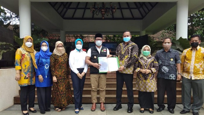 Gubernur Jabar Ridwan Kamil menyerahkan surat penunjukan Plt Wali Kota Bekasi.