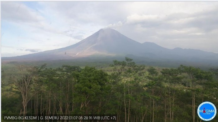 Gunung Semeru mengalami beberapa kali gempa pagi ini. Saat ini, status Semeru masih berada di level III atau siaga.