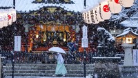 Seorang warga melintas di depan kuil di Tokyo, (6/1/2022).