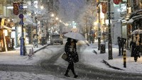 Pusat perbelanjaan tak luput dari hujan salju yang memutihkan Tokyo, Jepang, (6/1/2022).