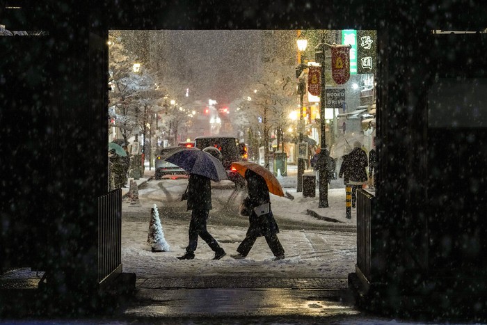 Hujan Salju Tokyo People walk across at the famed Shibuya scramble crossing as the snow comes down Thursday, Jan. 6, 2022, in Tokyo. Japanese Foreign Minister Yoshimasa Hayashi on Thursday asked that the U.S. military in Japan stay inside its bases to prevent the further spread of COVID-19. Prime Minister Fumio Kishida said he has decided to tighten virus restrictions in Okinawa, Yamaguchi prefecture, where US bases are located, and Hiroshima.(AP Photo/Kiichiro Sato)