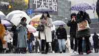 Warga menembus hujan salju di Shibuya, Tokyo, Jepang, (6/1/2022). Perkiraan cuaca menunjukan suhu 4 derajat Celcius.