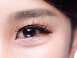 Viral Wanita Pakai Bulu Mata Palsu Biar Cantik, Endingnya Malah Bikin Panik