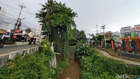 Sebelumnya, video seorang ibu-ibu merangkak naik dari tepi kali di Pitara, Depok, ramai beredar. Ibu-ibu itu terjatuh ke kali usai sepeda motornya yang ditumpanginya mengalami kecelakaan.