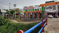 Seorang saksi di lokasi, Vino, mengatakan ibu-ibu tersebut terperosok ke kali saat membonceng suaminya. Mereka dalam perjalanan menuju Bojong, Bogor.