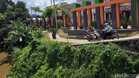 Kecelakaan terjadi di Jalan Green Pitara, Kelurahan Cipayung, Kecamatan Cipayung, Kota Depok pada Rabu (5/1) sore. Vino mengatakan sang suami korban dan sepeda motor tersebut tidak sampai terjatuh ke kali.