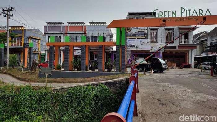 Ini TKP Tepi Kali Pitara Depok yang Bikin Emak-emak Terperosok Video seorang ibu-ibu merangkak naik dari tepi kali di Pitara, Depok, ramai beredar. Ibu-ibu itu terjatuh ke kali usai sepeda motornya yang ditumpanginya mengalami kecelakaan.