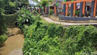 Begini penampakan tepi Kali Pitara, Depok, Jawa Barat, yang bikin seorang ibu-ibu merangkat saat sempat terperosok.