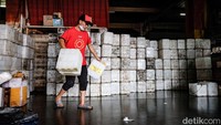 Seorang pekerja tengah membawa jeriken kosong untuk diisi minyak di kawasan Jakarta Selatan, Jumat (7/1/2022).