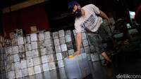 Menteri Perdagangan (Mendag) Muhammad Lutfi memastikan stok minyak goreng tetap tersedia secara nasional dengan harga terjangkau dan melakukan operasi pasar.