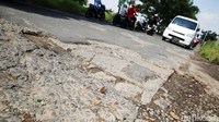 Jalan yang rusak dapat memicu kecelakaan lalu lintas.