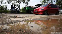 Pemerintah Kabupaten Bekasi menyebutkan, sepanjang 60 kilometer di wilayahnya mengalami kerusakan mulai dari sedang hingga berat.