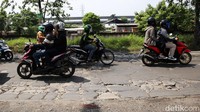 Pengendara harus ekstra hati-hati saat melintas di jalan yang rusak tersebut.