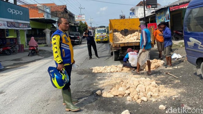 jalan rusak di lamongan