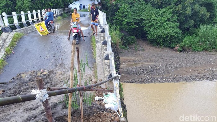 Jembatan di Dusun Karangbokong, Desa Kamal, Kecamatan Larangan, Brebes, Jateng, putus akibat banjir, Jumat (7/1/2022).
