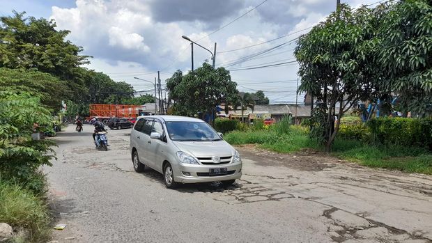 Jl Saluran Irigasi Gempol, Pondok Ungu, Medan Satria Kota Bekasi Rusak.