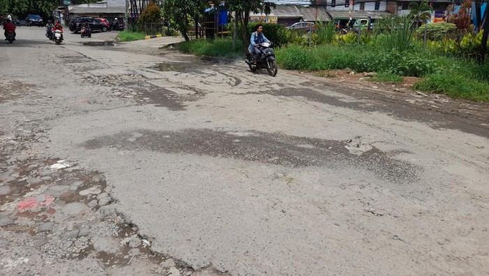 Jl Saluran Irigasi Gempol, Pondok Ungu, Medan Satria Kota Bekasi Rusak.