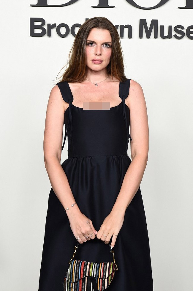 Selain itu Julia Fox ternyata juga memiliki skandal di masa lalu. Dia mengaku bahwa pernah bekerja di industri seks. “Aku pernah bekerja di toko sepatu karena tidak ada satupun ke sana. Itulah mengapa mereka menempatkanku di sana karena aku terlalu tidak memiliki kemampuan apapun. Lalu, aku pernah bekerja di toko es krim dan toko kue. Lalu,, aku masuk ke industri seks melakukan pekerjaan ‘sadism and masochism’,” ungkapnya kepada Hollywood Reporter.  Foto: dok. AFP