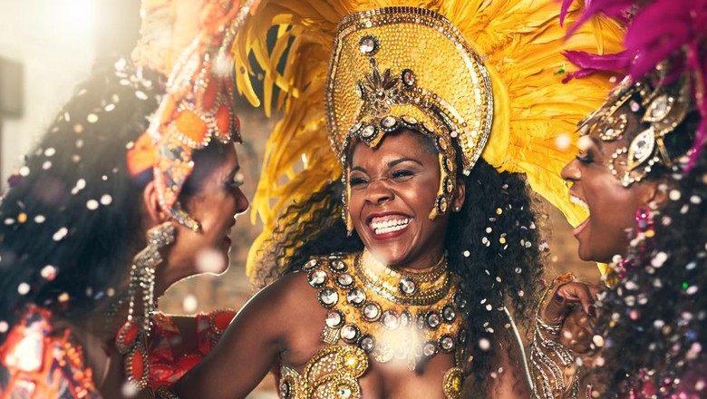 Karnaval Rio de Janeiro Cropped shot of a beautiful samba dancer performing at Carnival