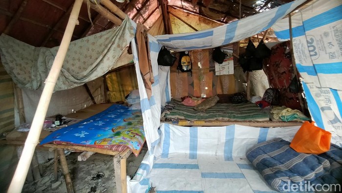 Keluarga di Majalengka tinggal di gubuk reot di tengah hutan bambu