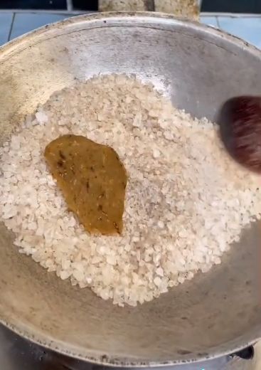 Masak Kerupuk Di Atas Garam