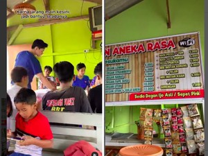Kisah Pemuda Rajin Bantu Ibu Jual Makanan di Warung Pinggir Sawah