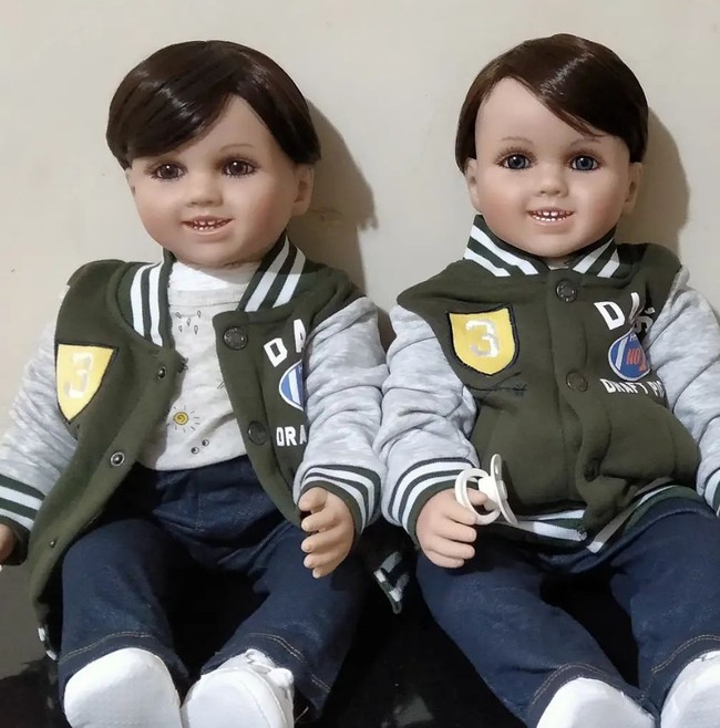 Tak hanya boneka perempuan, ada juga boneka arwah laki-laki. Setiap boneka mempunyai nama sesuai dengan karakter masing-masing boneka. Furi menyebutnya boneka arwah atau spirit doll adalah rumah sementara untuk arwah yang masih belum bisa berdamai dengan kenyataannya. Namun, Furi juga selalu mengingatkan para arwah yang ada dalam boneka tersebut untuk tidak berpikir bisa hidup selamanya di dalam boneka ini. Foto: Dok. Instagram @bonekafuriharun