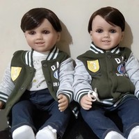 Tak hanya boneka perempuan, ada juga boneka arwah laki-laki. Setiap boneka mempunyai nama sesuai dengan karakter masing-masing boneka. Furi menyebutnya boneka arwah atau spirit doll adalah rumah sementara untuk arwah yang masih belum bisa berdamai dengan kenyataannya. Namun, Furi juga selalu mengingatkan para arwah yang ada dalam boneka tersebut untuk tidak berpikir bisa hidup selamanya di dalam boneka ini. Foto: Dok. Instagram @bonekafuriharun