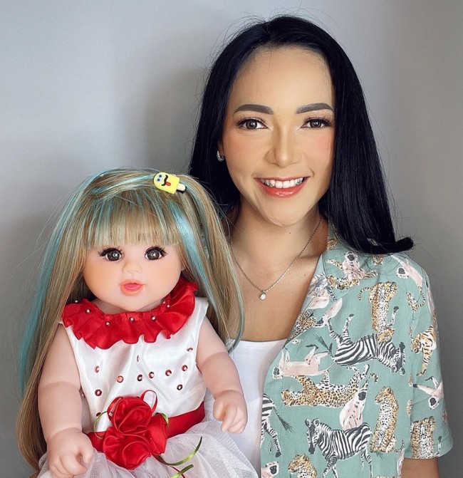 Furi Harun sendiri memiliki kelebihan yang berbeda dari orang lain yang didapatkannya turun temurun dari sang nenek. Kemampuannya itu adalah bisa berkomunikasi dan melihat yang tak kasat mata sehingga Furi disebut sebagai anak indigo. Foto: Dok. Instagram @bonekafuriharun