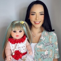 Furi Harun sendiri memiliki kelebihan yang berbeda dari orang lain yang didapatkannya turun temurun dari sang nenek. Kemampuannya itu adalah bisa berkomunikasi dan melihat yang tak kasat mata sehingga Furi disebut sebagai anak indigo. Foto: Dok. Instagram @bonekafuriharun