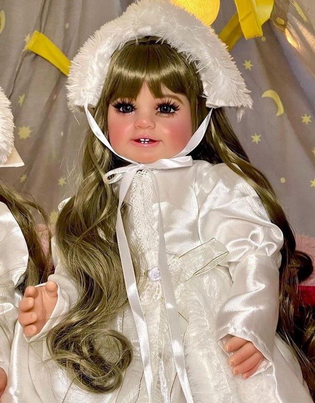 Tren spirit doll dilaporkan berasal dari Thailand. Boneka yang disebut Luk Thep dipercaya diisi oleh roh-roh pembawa keberuntungan karenanya diperlakukan seperti anak sendiri. Tak hanya diberi pakaian, dikatakan jika bayi ini diberi makanan dan dirayakan ulang tahunnya. Foto: Dok. Instagram @bonekafuriharun