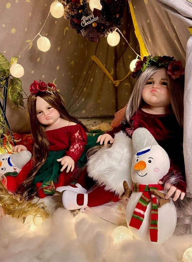 Furi Harun juga membuka kolaborasi dengan sesama kolektor boneka arwah, untuk mengeluarkan tema tertentu. Seperti di foto ini Furi berkolaborasi dengan tema spesial Natal. Foto: Dok. Instagram @bonekafuriharun