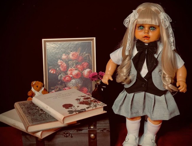 Wanita kelahiran Sukabumi dan dibesarkan di Kunigan, Cirebon ini mengungkapkan boneka yang dimilikinya ada isinya pun hanya diisi dengan arwah anak kecil. Misal dari bayi yang diaborsi dan hanya ada dua boneka yang diisi dengan orang dewasa. Furi mengaku tidak mau mengasuh arwah yang meninggalnya disebabkan karena bunuh diri. Cuma memang untuk yang bunuh diri saya tidak buka komunikasi. Agak posesif. Kalau yang dibunuh ya Alhamdulillah kayak Gan En (salah satu boneka asuh milik Furi), mereka sudah pulang (ke rumah Tuhan), cerita Furi Harun. Foto: Dok. Instagram @bonekafuriharun